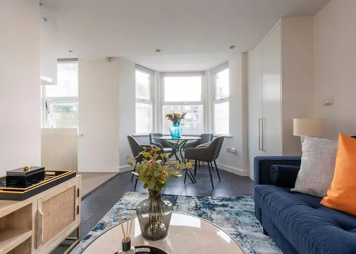 Elevated Elegance: 1Br 1Ba Flat In Wellmeadow Rd