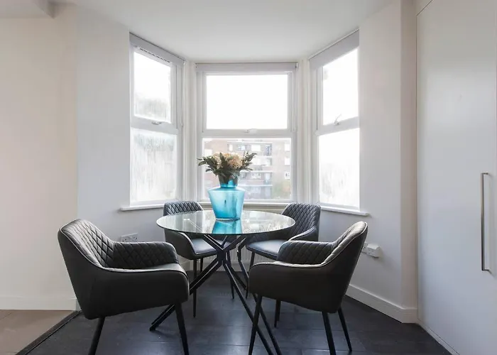 Elevated Elegance: 1Br 1Ba Flat In Wellmeadow Rd