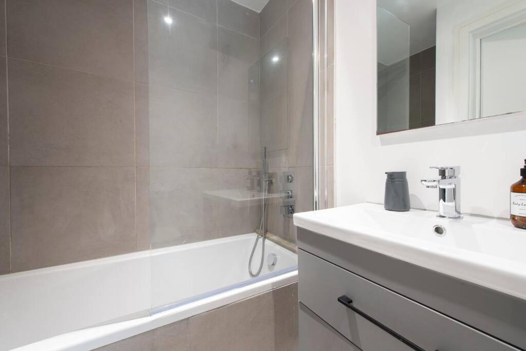 Apartment Elevated Elegance: 1br 1ba Flat In Wellmeadow Rd *
