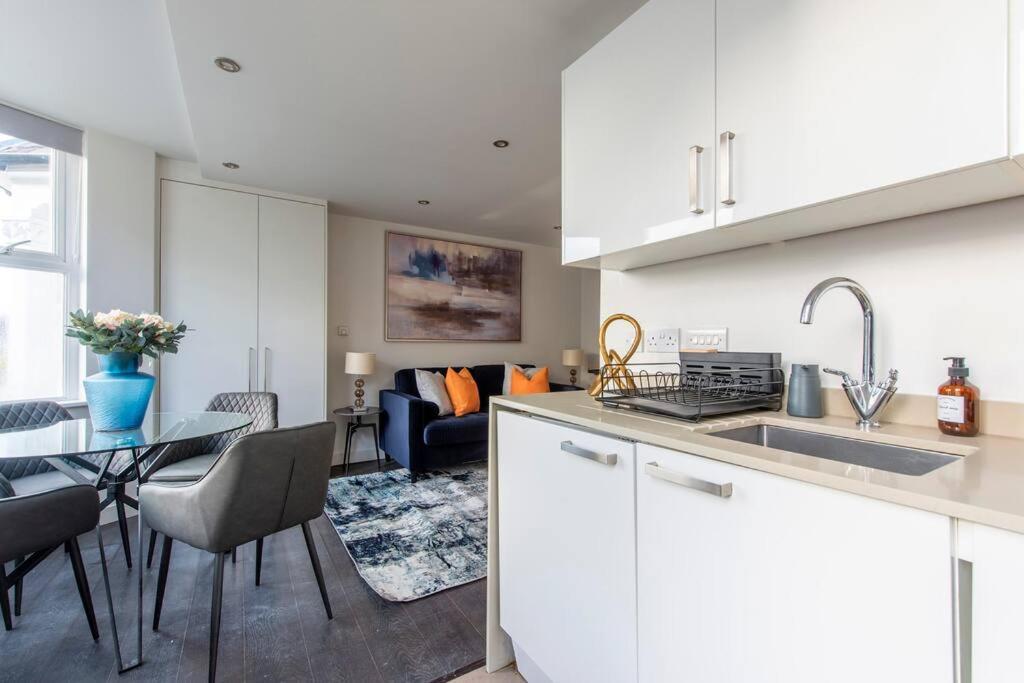 Apartment Elevated Elegance: 1br 1ba Flat In Wellmeadow Rd