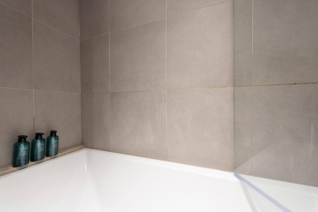 Elevated Elegance: 1br 1ba Flat In Wellmeadow Rd Apartment London